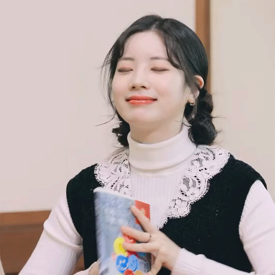 요상한 자세로 투호하는 트와이스.gif | 인스티즈