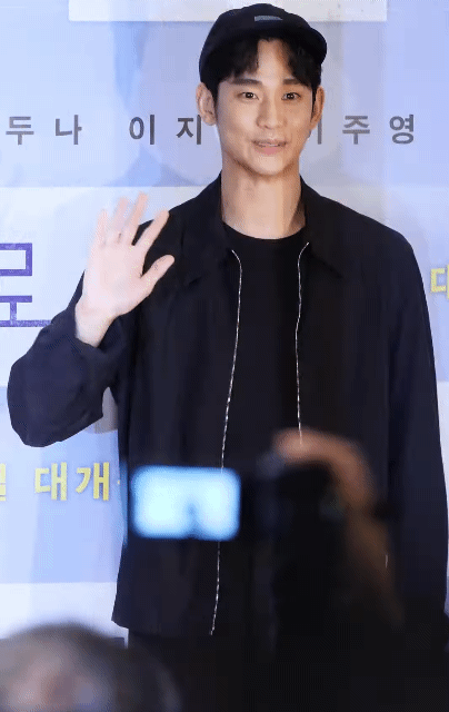 아이유 영화 응원하러 온 절친들ㄷㄷ.gif | 인스티즈