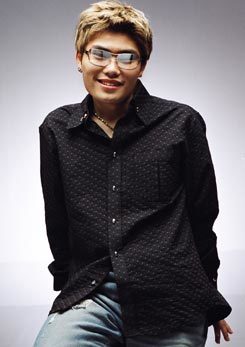 얼굴 없는 가수로 데뷔했는데 얼굴 공개후 생각보다 잘생겨서 난리났었던 | 인스티즈