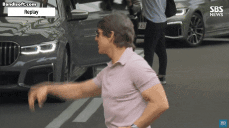 톰크루즈 입국 했는데 등지고 있는 팬들.JPG | 인스티즈