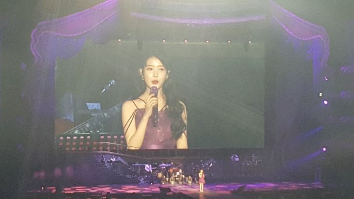 스태프가 너무 힘들어해서 멈췄던 아이유 콘서트 | 인스티즈