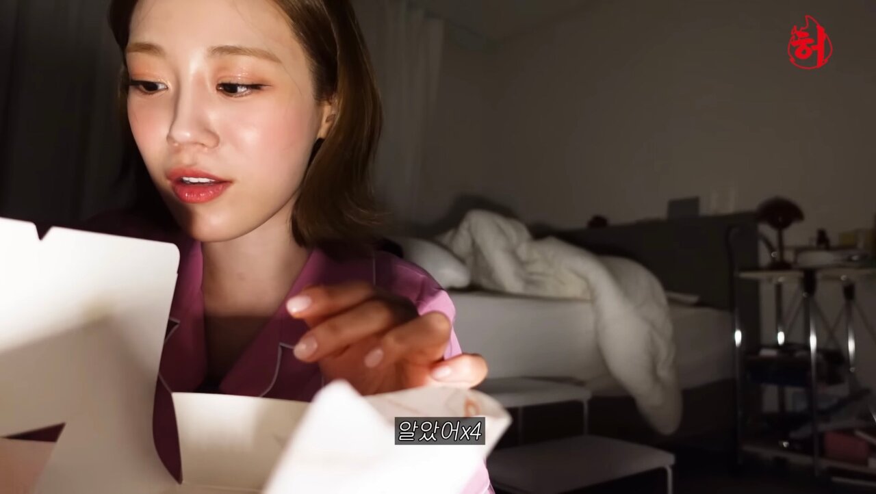 친언니 방에서 몰래 치킨 먹기 시도하는 허영지 | 인스티즈