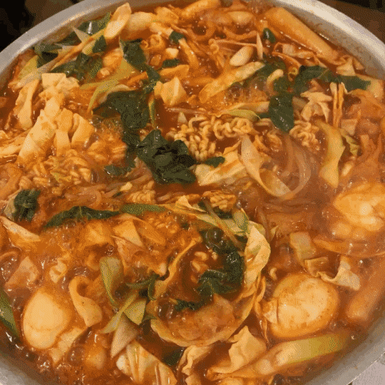 떡볶이 좋아하는 사람들 사이에서 꽤 갈리는것.gif | 인스티즈