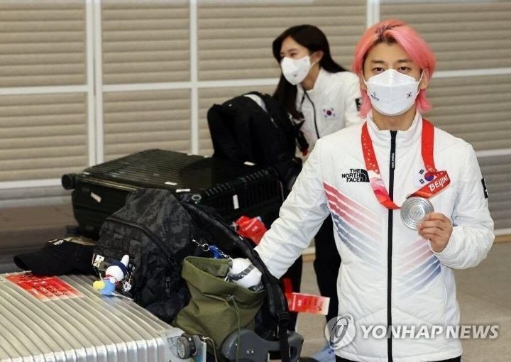 혼자 메달 목에걸고 입국하는 곽윤기 | 인스티즈