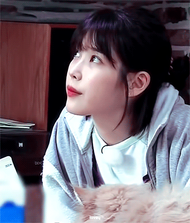 무방비한 모습 담겨서 당황한 아이유 | 인스티즈