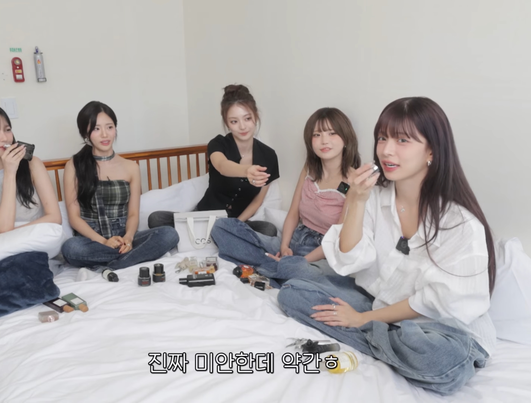 프로미스나인 박지원이 뿌리는 향수 평가하는 멤버들.jpg | 인스티즈