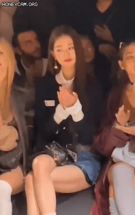 파리패션위크에서 프라다 회장과 이야기하는 아이브 장원영 | 인스티즈