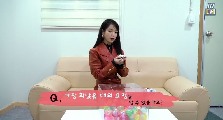아이유가 ㄹㅇ 화났을때 짓는 표정 | 인스티즈
