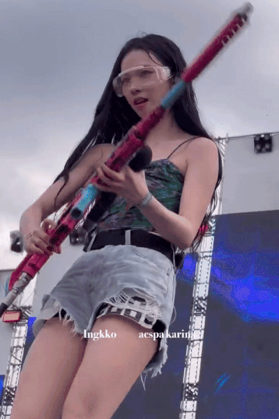 카리나 워터밤 라이플 물총 .gif | 인스티즈