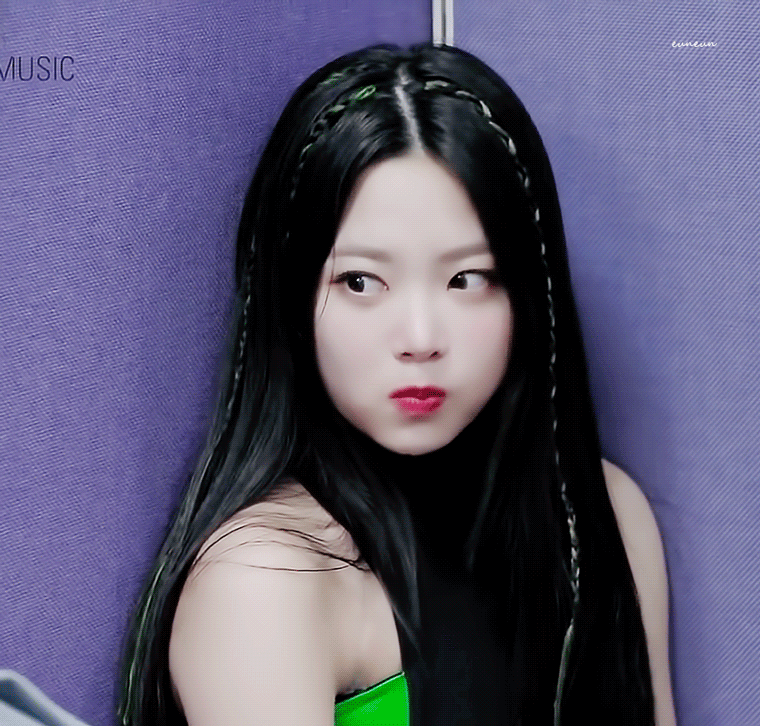 학폭 논란 멤버 나가리되고 뜨고있는 진짜 꼬부기상 아이돌 | 인스티즈