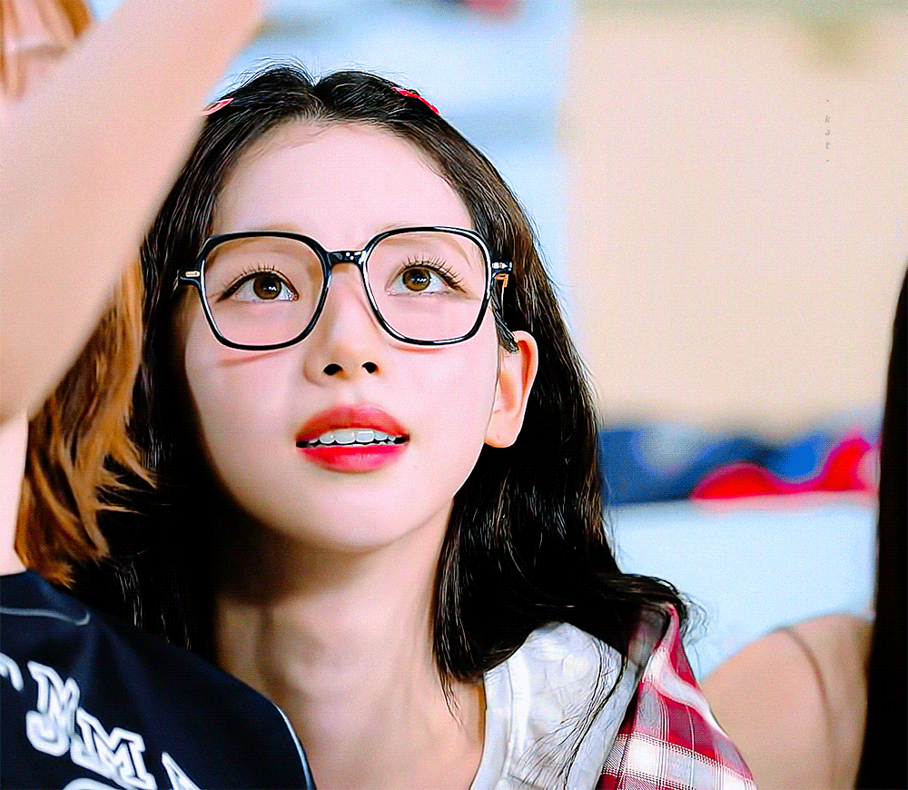 뿔테 안경 너드녀 컨셉 카리나.mp4jpgif | 인스티즈