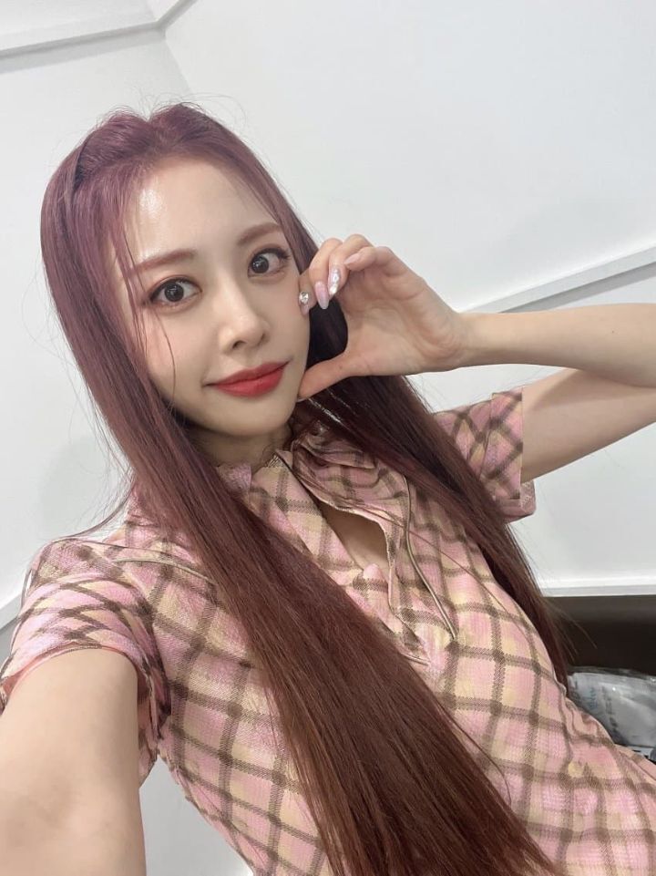 뮤직뱅크 계단 인증샷 찍은 mc민지 X 쁘걸 은지 | 인스티즈