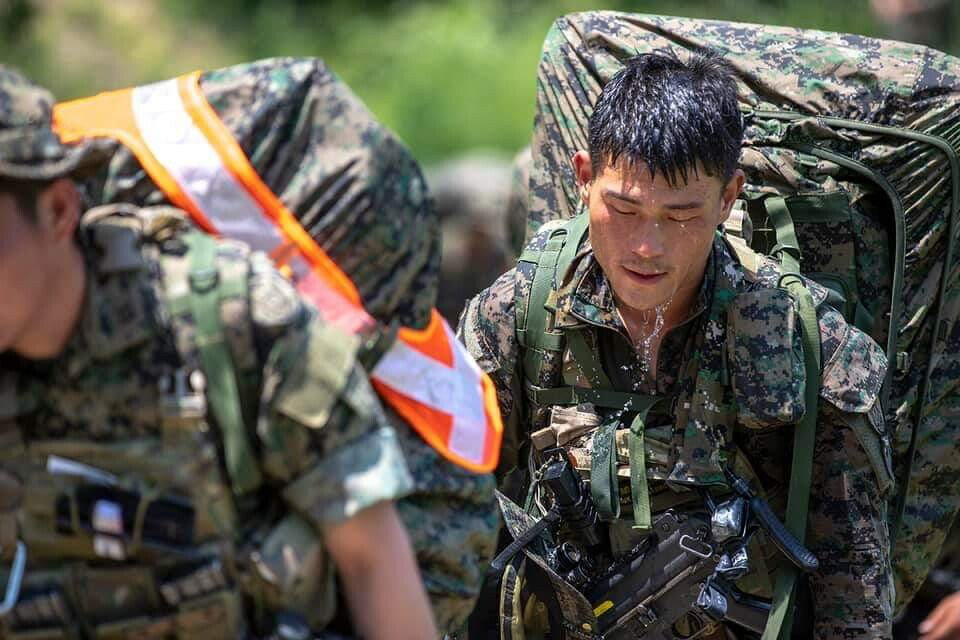 군필자들 PTSD 오는 완전 군장 행군.jpgif | 인스티즈
