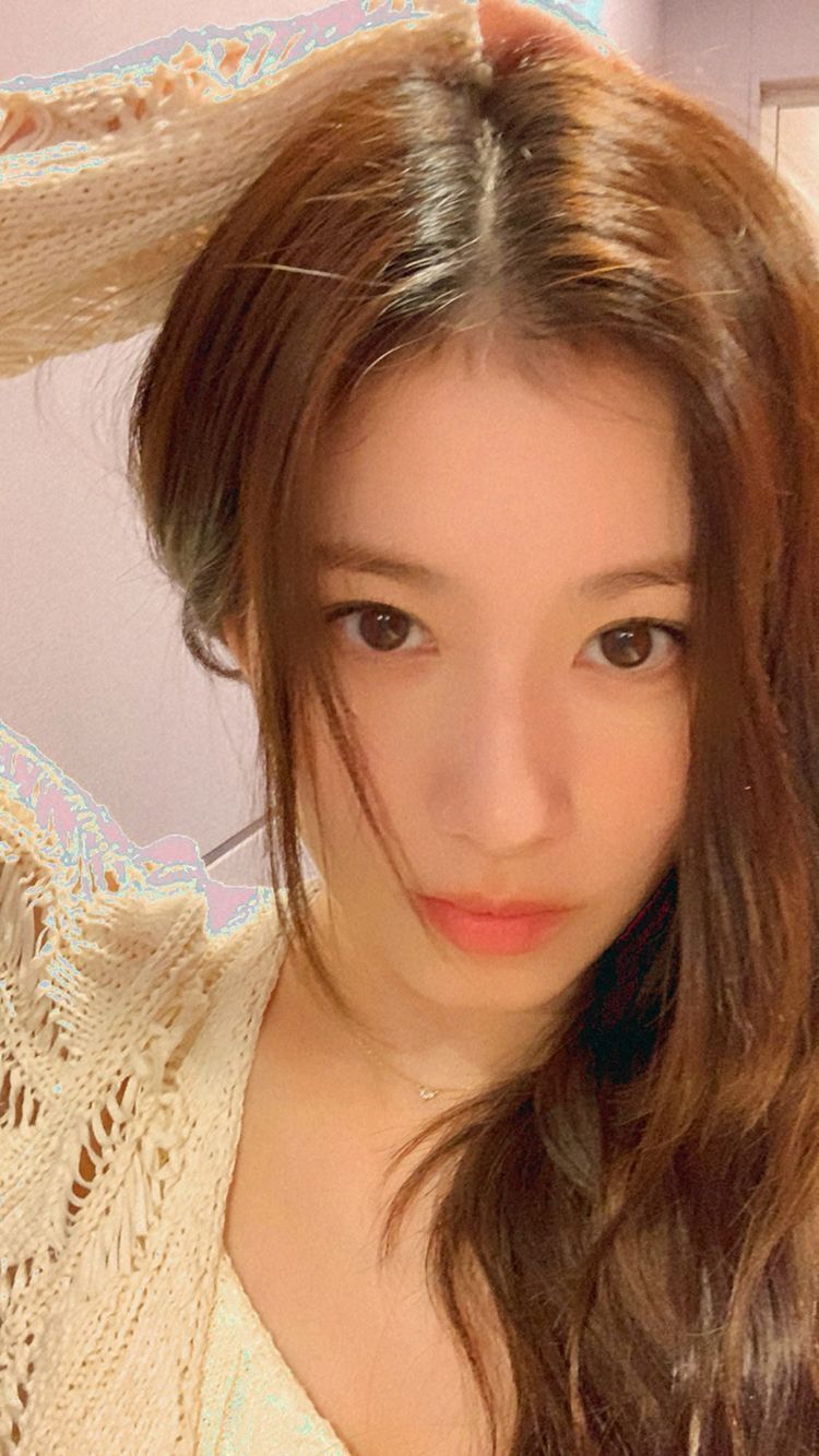 뭐하나 빠지는게 없이 핫한 사나 인스타 | 인스티즈