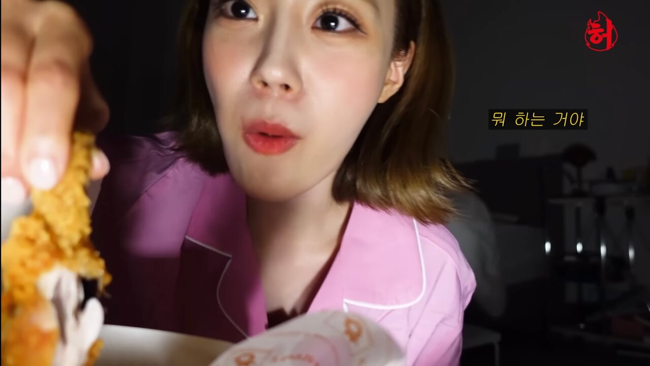 친언니 방에서 몰래 치킨 먹기 시도하는 허영지 | 인스티즈