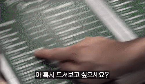 촬영구경왔다 망한 우리 카페 홍보해달라고 데려가는 짱예알바생.gif | 인스티즈
