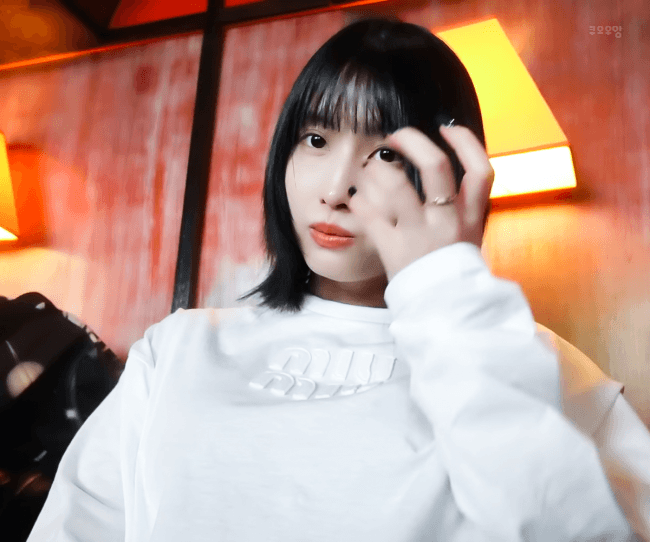 블랙스모키 화장하고 유럽 패션위크 갔다온 모모 브이로그.gif | 인스티즈