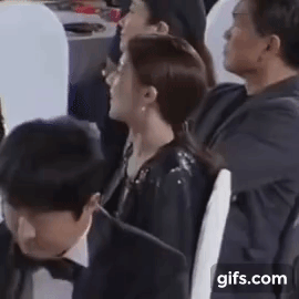 누가봐도 긴장해서 굳어버린 배우 고윤정 ㅋㅋㅋㅋ.jpgif | 인스티즈