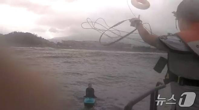 속초해경, 풍랑주의보 발효 양양서 서핑하다 표류한 남성 구조 | 인스티즈