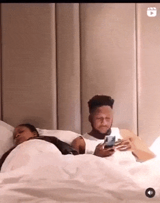 잘 시간에 폰 하면 벌어지는 일 .gif | 인스티즈