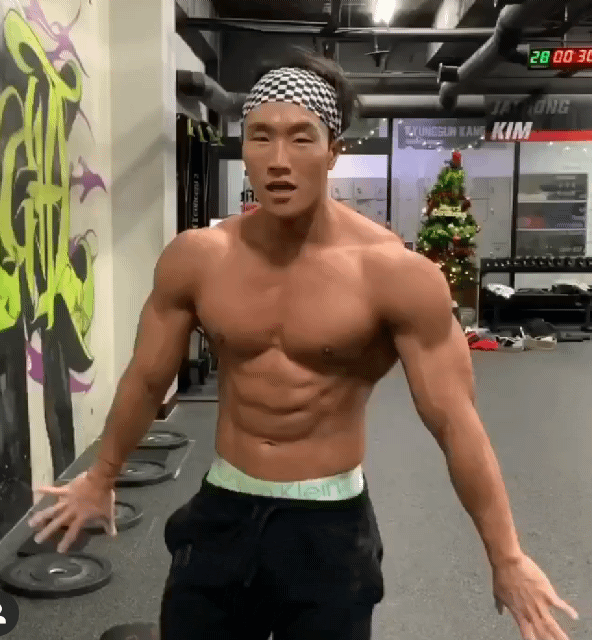 식단 빡세게 안한다는 운동 유튜버 까로의 몸매.jpgif | 인스티즈