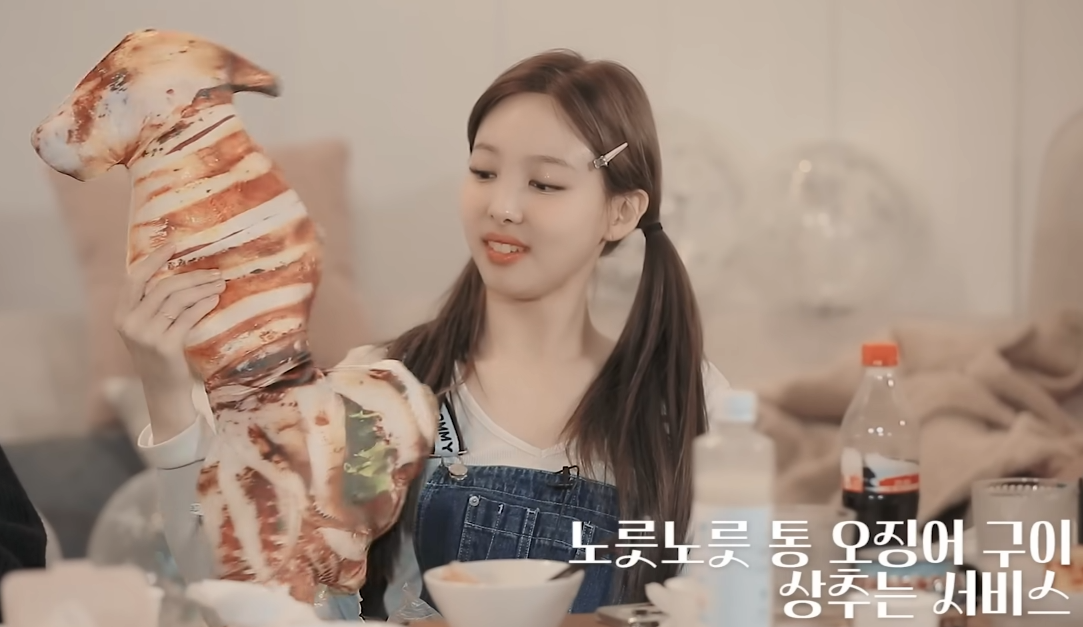 애매하게 쓸데없는 선물 주고받는 트와이스.jpgif | 인스티즈