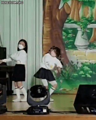 초등학교 1학년 재롱잔치...너무 빡세진듯 하다.gif | 인스티즈
