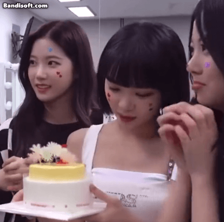 르세라핌 김채원 뭐 먹을 때 버릇...GIF | 인스티즈