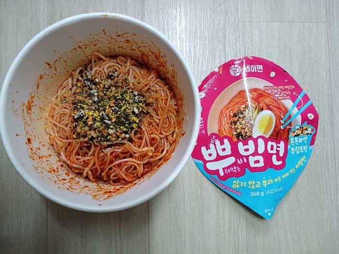 삶아진 면이 들어있어서 바로 먹을 수 있다는 비빔면 | 인스티즈