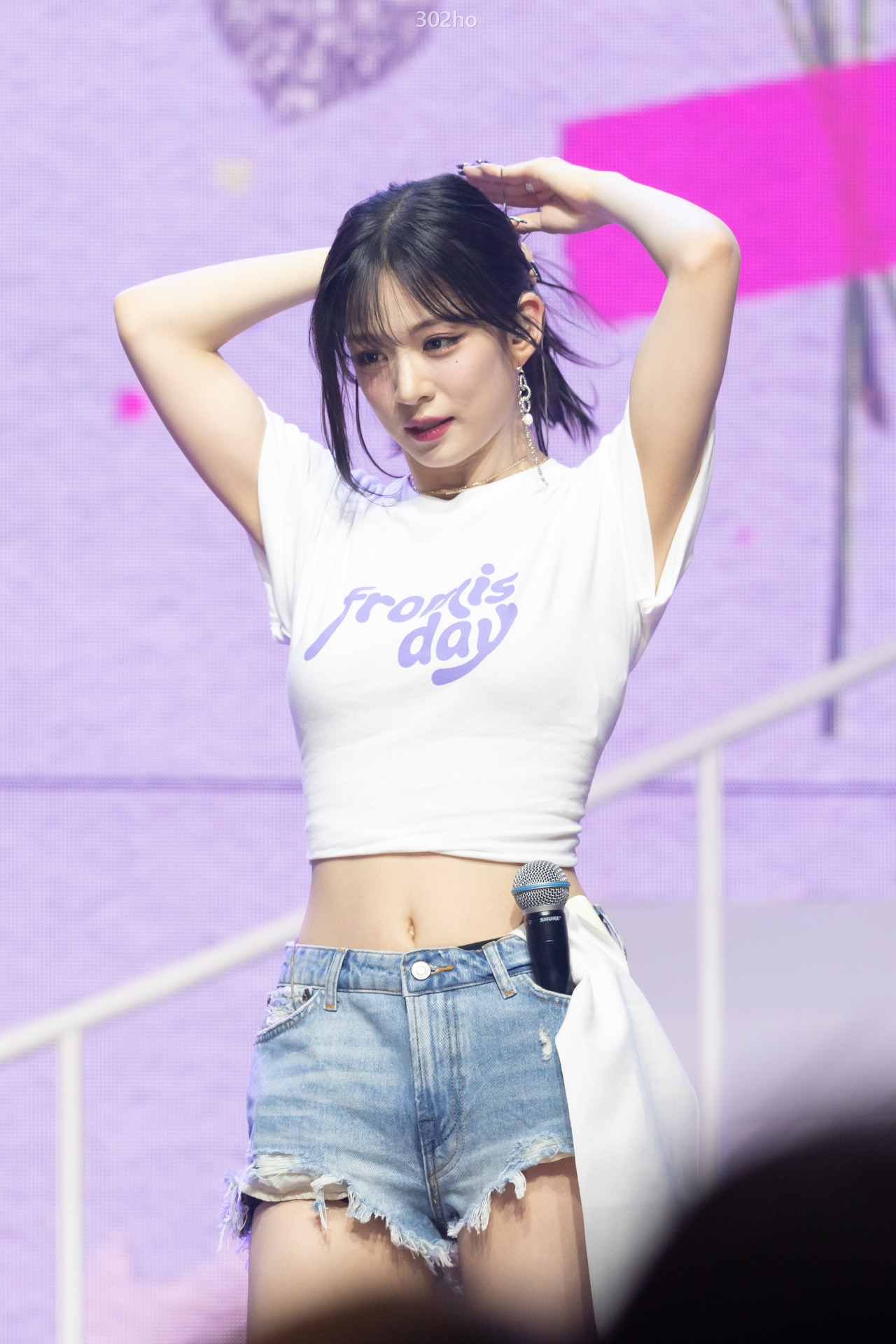 여자 손바닥 만한 프로미스나인 이채영 허리 