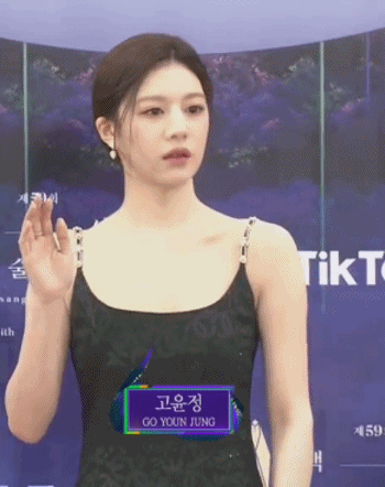 누가봐도 긴장해서 굳어버린 배우 고윤정 ㅋㅋㅋㅋ.jpgif | 인스티즈