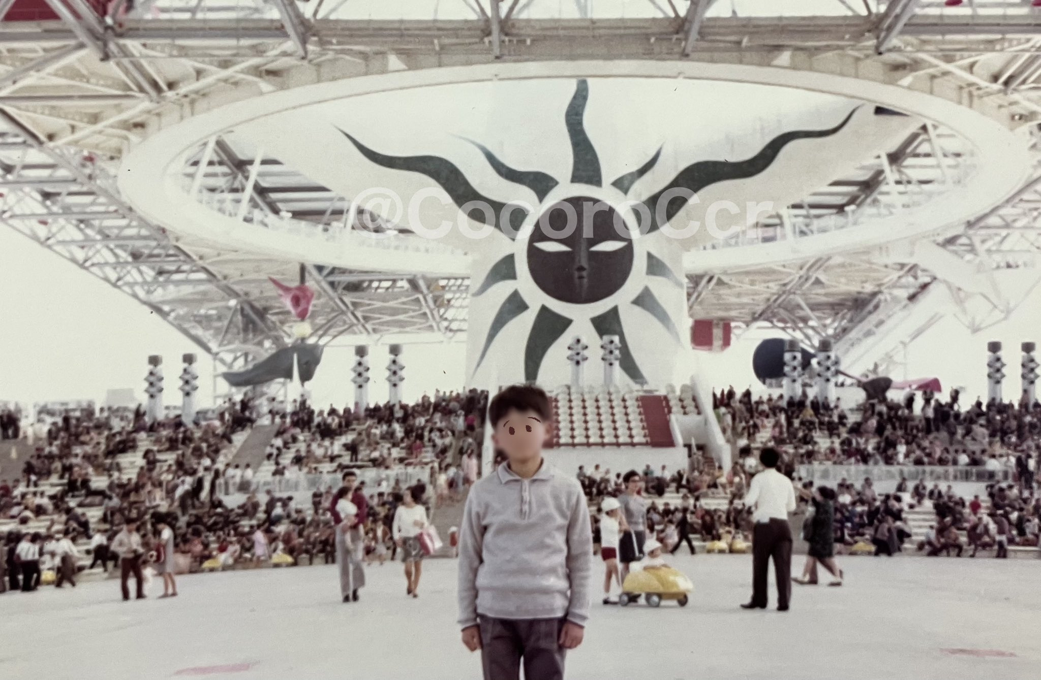 아버지의 오사카 만박 사진에서 짱구 가족을 찾은 일본인 | 인스티즈