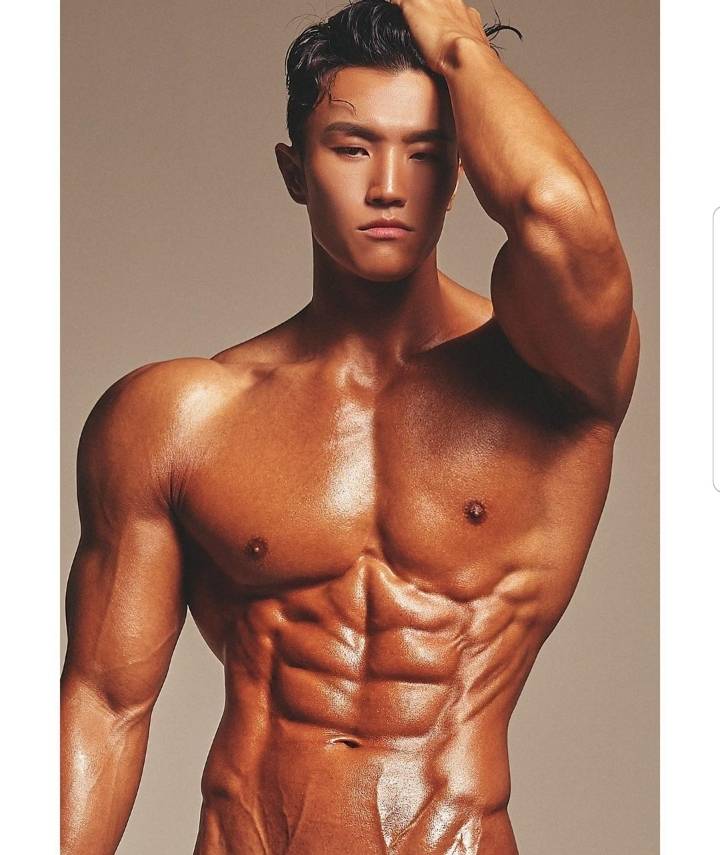 식단 빡세게 안한다는 운동 유튜버 까로의 몸매.jpgif | 인스티즈