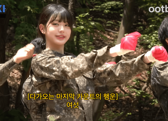 국군의날 기념 다시 보는 군복 입은 장원영.gif | 인스티즈