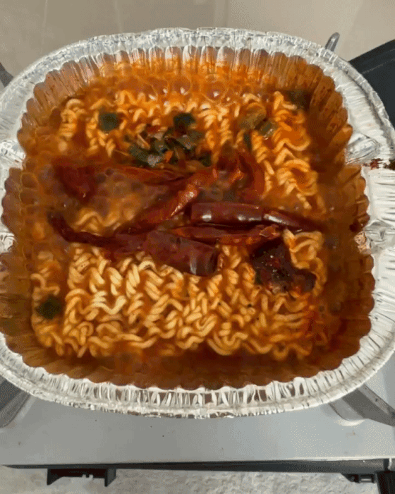 러블리즈 유지애가 라면 먹는 방법.gif | 인스티즈