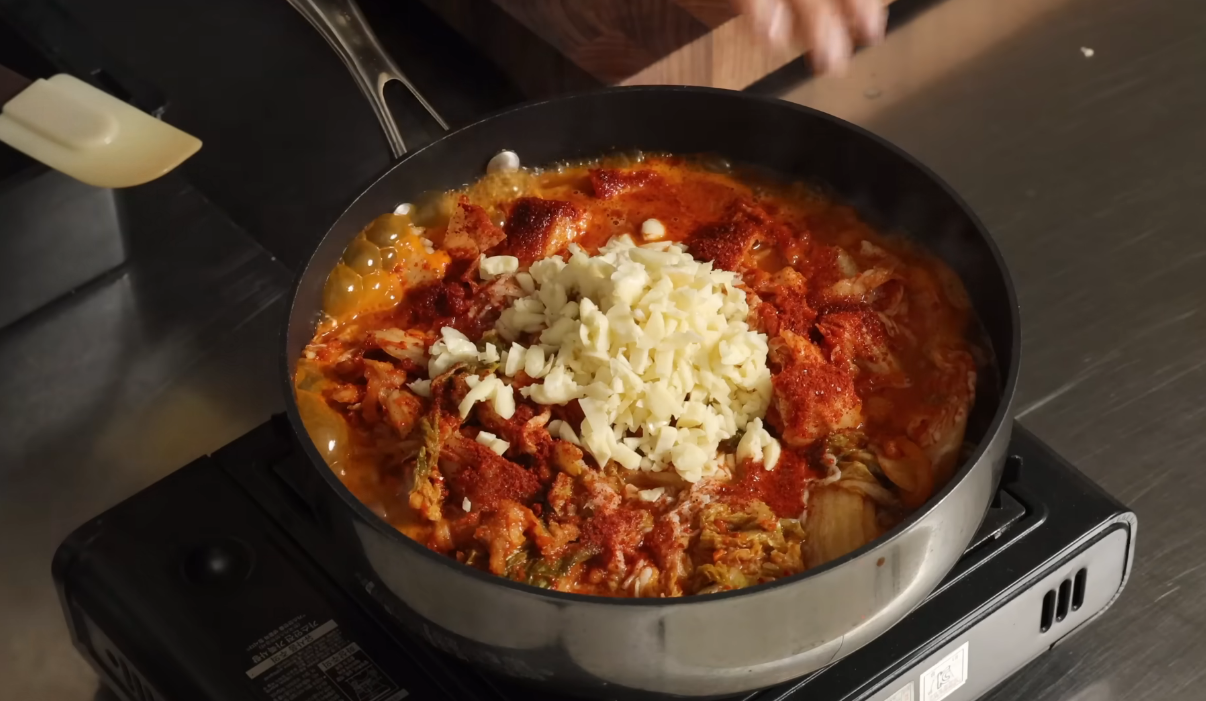 일본에서 유행 중인 까망베르 치즈 김치찌개 리뷰.jpg | 인스티즈