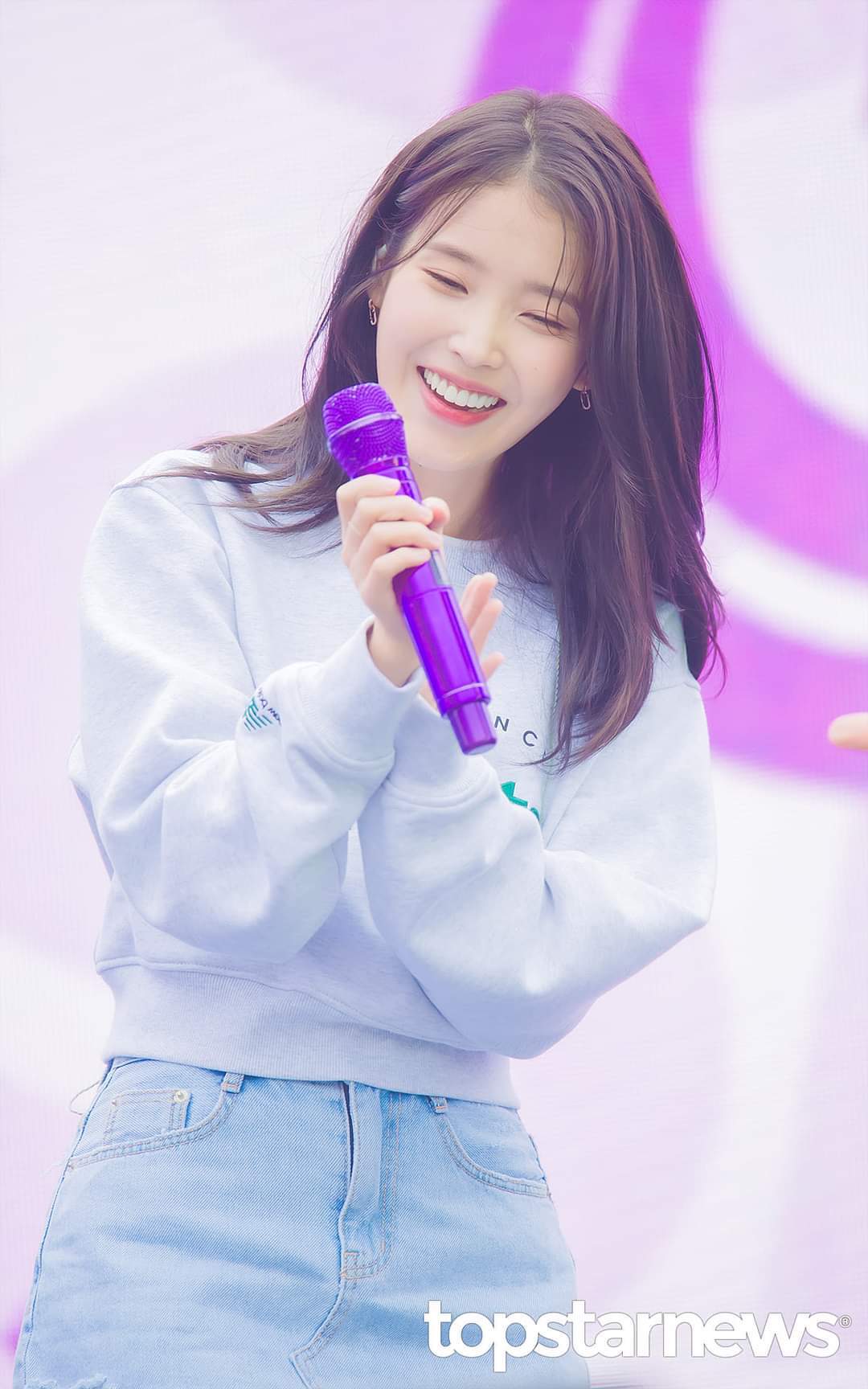 오랜만에 보라색 마이크들고 행사뛴 오늘자 아이유 .jpg | 인스티즈