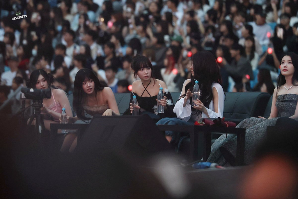 대선배인 아이유에게 물을 어떻게 줄지 의논하는 아이브, 르세라핌 멤버들 | 인스티즈