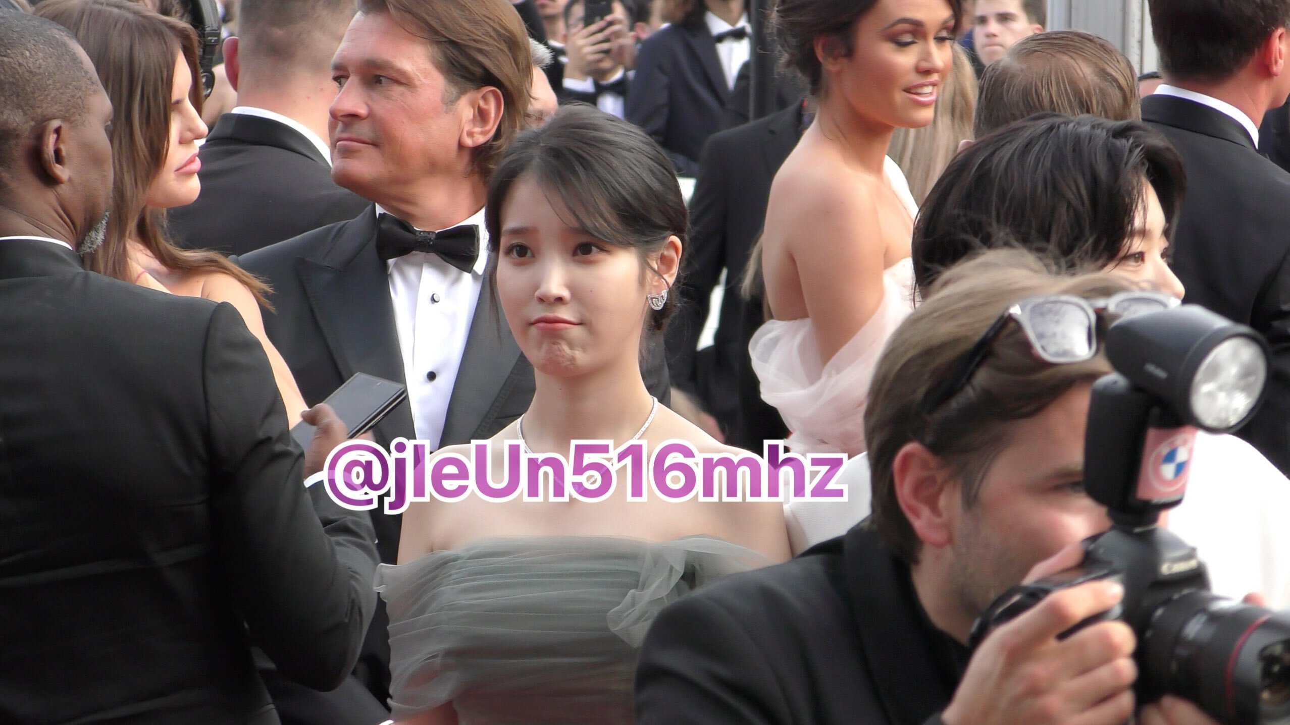 칸 영화제에서 팬 만난 아이유 | 인스티즈