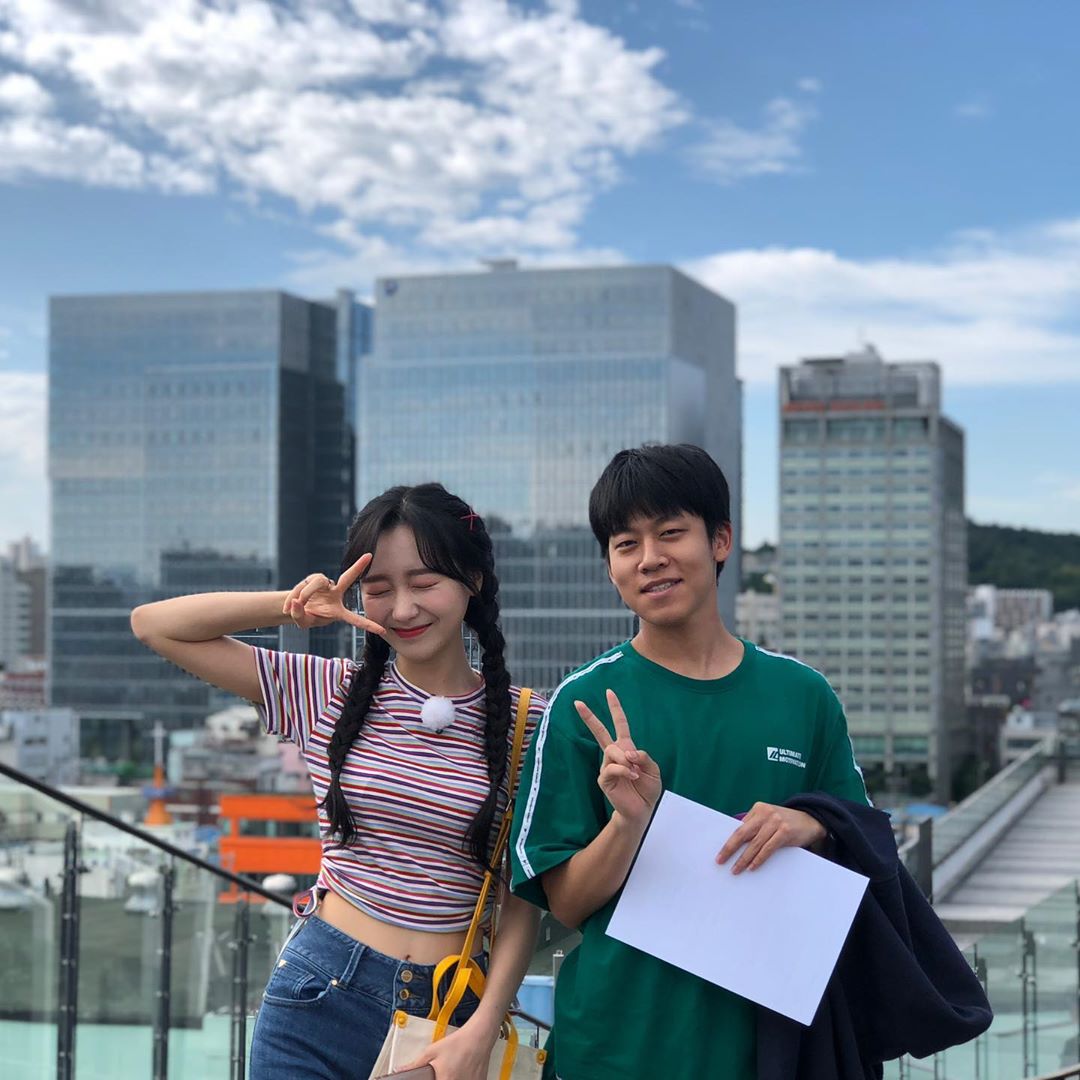 수정이 사진 찍어주면서 예술혼 불태우는 러블리즈 매니저.jpgif | 인스티즈