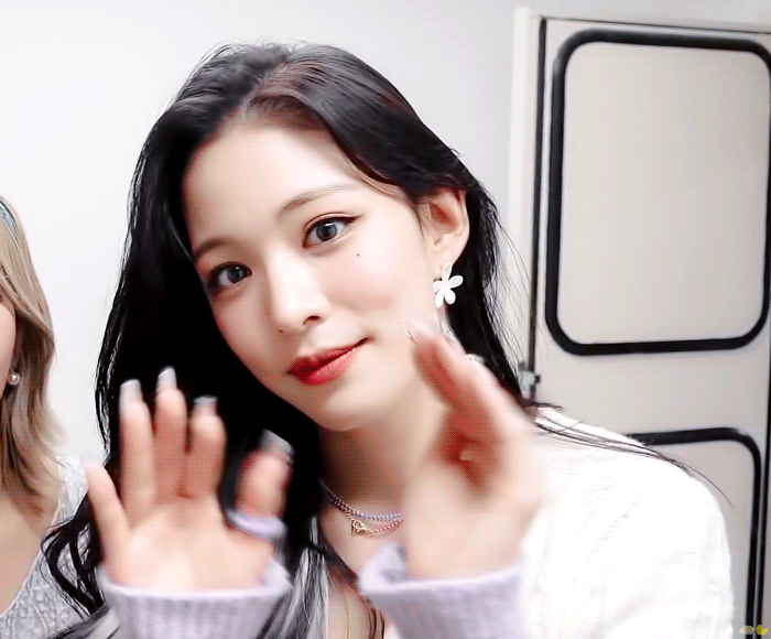 (스압)얼굴도 몸매도 이쁜 프로미스나인 이채영.jpgif | 인스티즈