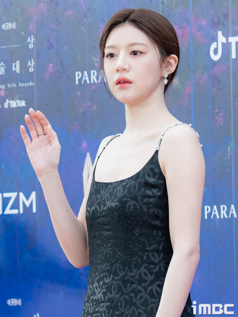 누가봐도 긴장해서 굳어버린 배우 고윤정 ㅋㅋㅋㅋ.jpgif | 인스티즈