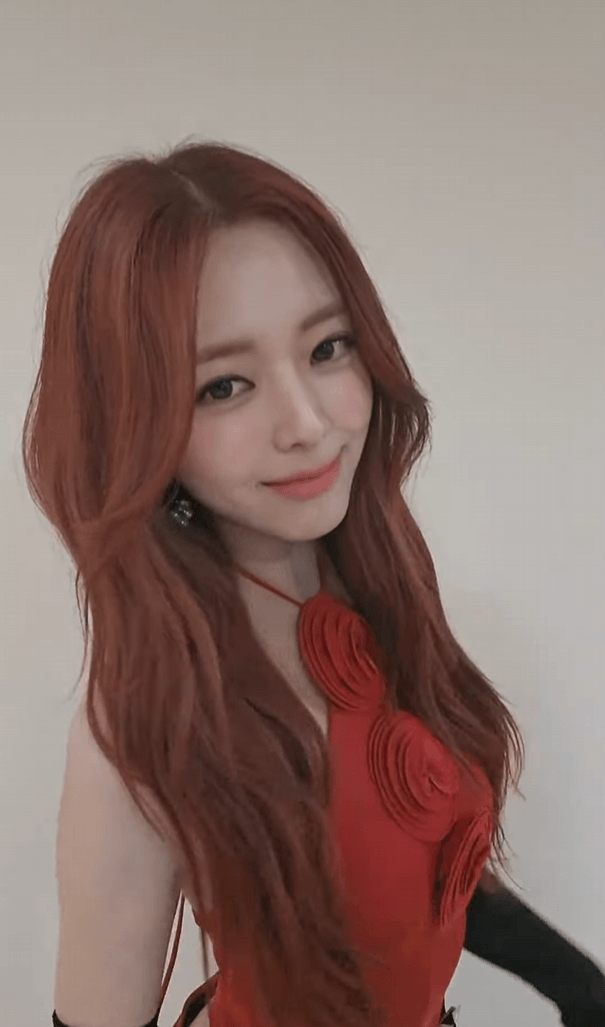 매혹적인 붉은 의상의 유나.gif | 인스티즈