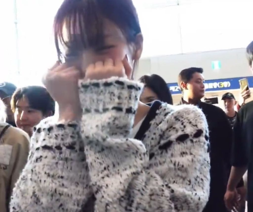 자다 깬 상태로 공항 나온 카리나 | 인스티즈