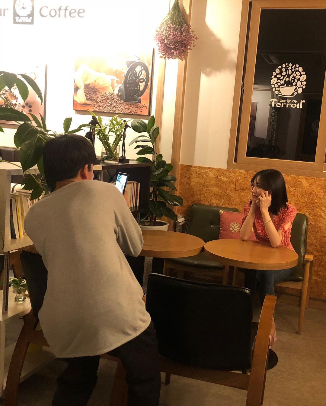 수정이 사진 찍어주면서 예술혼 불태우는 러블리즈 매니저.jpgif | 인스티즈