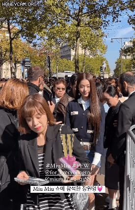 파리패션위크에서 프라다 회장과 이야기하는 아이브 장원영 | 인스티즈
