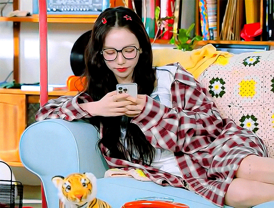 뿔테 안경 너드녀 컨셉 카리나.mp4jpgif | 인스티즈
