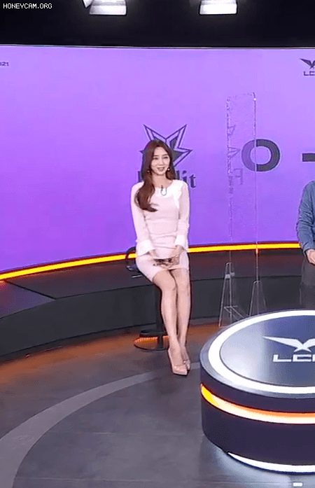LCK 분석데스크 꽃사슴누나 윤수빈 아나운서.gif | 인스티즈