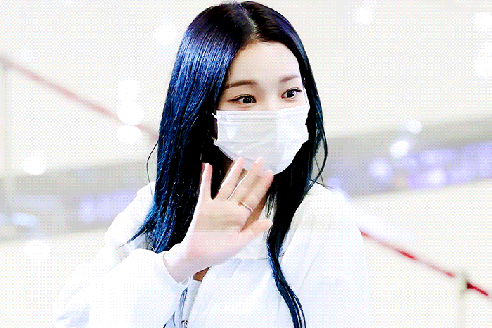 여권대조 때문에 마스크 벗는 카리나.gif | 인스티즈