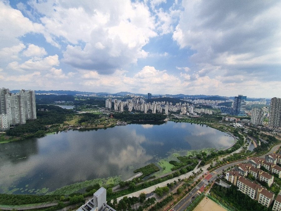 광교의 한 아파트 거실뷰.JPG | 인스티즈